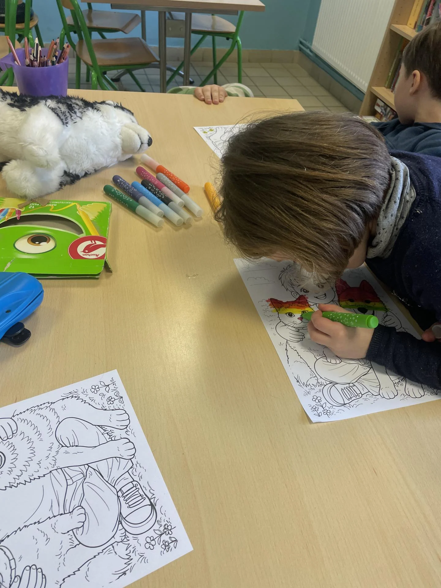 enfants qui colorient